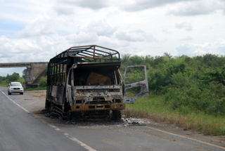 Ausgebrannter LKW in Tansania