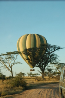 Ballon am Morgen ber dem Seronera River