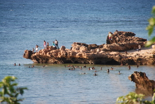 Jugendliche beim Schwimmen am Beach von Pemba