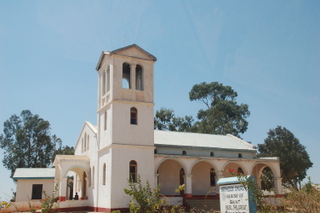 Eine der vielen Kirchen zwischen Iringa und Ruaha NP