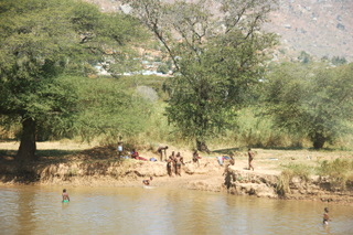 Dorfjugend beim Baden am Fluss